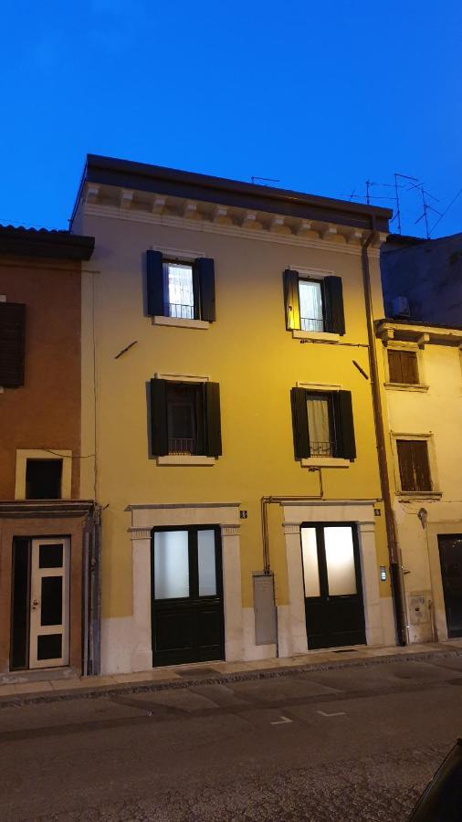 Dimora Rosso San Zeno - Wifi Veloce E Adatto Per Famiglie Verona Bagian luar foto